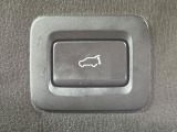 【パワーバックドア】スマートキーや運転席のボタンを押すだけでリアゲートが自動で開閉します!荷物を持っている時や、高い位置にあるバックドアを閉める際に便利な機能です♪