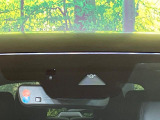【i-ACTIVESENSE】走行中に前方の車両等を認識し、衝突しそうな時は警報とブレーキで衝突回避と被害軽減をアシスト。より安全にドライブをお楽しみいただけます。