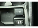 【アクセサリーソケット】12Vのカー用品等の電源供給が可能です。