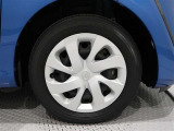 タイヤサイズは(185/60R15)でキャップ付きスチールホイールですです。