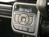 【オートエアコン】一度お好みの温度に設定すれば、車内の温度を検知し風量や温度を自動で調整。暑い&hellip;寒い&hellip;と何度もスイッチ操作をする必要はありません。快適な車内空間には必須の機能ですね♪