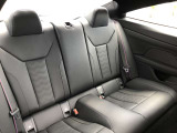 後席も使用感はさほど感じず、運転席・助手席同様に清潔感があります。後席シートもしっかりと作り込まれていますので、座り心地も悪くありません。是非、実車にてご確認下さい。