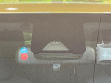 【トヨタセーフティセンス】走行中に前方の車両等を認識し、衝突しそうな時は警報とブレーキで衝突回避と被害軽減をアシスト。より安全にドライブをお楽しみいただけます。