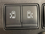 【両側パワースライドドア】スマートキーや運転席のスイッチで後席両側スライドドアの開閉が可能♪電動だから力を入れてドアを開ける必要が無く、小さなお子様でも簡単に開け閉めでき快適です♪