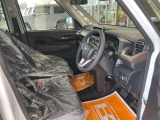 毎日過ごす運転席は要チェック。シートのへたり・擦れ、視界のイメージまで伝わる重要ポイント。
