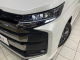 【LEDヘッドライト】悪天候や夜間走行時も良好な視界を確保し安心して運転できる高輝度LEDヘッドライトを装備!点灯速度が早く、消費電力も抑えられています。