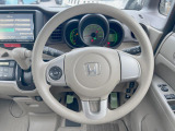 インテリアに合わせたデザインのステアリングは、運転される方のことも考え、運転しやすい形状、大きさです。是非一度、実際に触ってお確かめください。