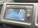 【バックカメラ】駐車時に後方がリアルタイム映像で確認できます。大型商業施設や立体駐車場での駐車時や、夜間のバック時に大活躍!運転スキルに関わらず、今や必須となった装備のひとつです!