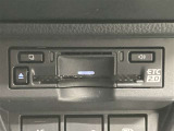 高速道路で便利な【ETC2.0】を装備しています。光ビーコン搭載で渋滞情報などナビゲーションと連動することで機能も充実いたします。他、観光施設に立ち寄るための高速料金割引サービス等もございます。