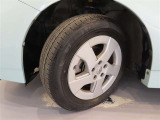 ホイールは純正アルミ、サイズは195/65R15です。