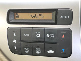 【オートエアコン】一度お好みの温度に設定すれば、車内の温度を検知し風量や温度を自動で調整。暑い&hellip;寒い&hellip;と何度もスイッチ操作をする必要はありません。快適な車内空間には必須の機能ですね♪