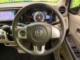 インテリアに合わせたデザインのステアリングは、運転される方のことも考え、運転しやすい形状、大きさです。是非一度、実際に触ってお確かめください。