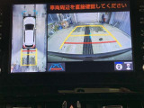 車庫入れの苦手な方にバック時のサポートバックモニター、パノラミックビューモニター付き。※カメラが映し出す範囲は限られています。必ず車両周辺の安全を直接確認してください。