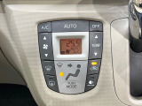 【オートエアコン】一度お好みの温度に設定すれば、車内の温度を検知し風量や温度を自動で調整。暑い&hellip;寒い&hellip;と何度もスイッチ操作をする必要はありません。快適な車内空間には必須の機能ですね♪