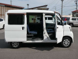 両面スライドドアとなっております!狭い場所に駐車した時に安心して横にスライドして乗り降りできますよ!