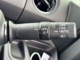 【オートライト(AUTO)】外の明るさをシステムが感知して、自動でヘッドライトが点灯します。ヘッドライトをつけ忘れを防ぐ便利機能です。