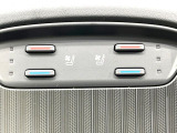 【シートベンチレーション】夏場は涼しい風でお尻や背中の熱やムレを防ぎ、冬はエアコンよりも早く温まってポカポカに!季節を問わず快適に過ごせます。