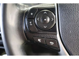 運転中に手を離さなくてもオーディオ操作やマルチインフォメーションディスプレイ内の表示切替が出来るステアリングスイッチ付です。走行中に視線を逸らさず出来る手元操作は安全運転につながります。