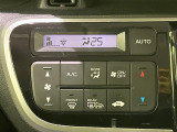 【オートエアコン】一度お好みの温度に設定すれば、車内の温度を検知し風量や温度を自動で調整。暑い&hellip;寒い&hellip;と何度もスイッチ操作をする必要はありません。快適な車内空間には必須の機能ですね♪