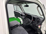 見易い計器類と運転し易いドライビングポジションは、死角も少なく前方&左右の見切りが良く運転し易いクルマです。更にはシート背面に確保されたスペースでリクライニングシートを実現。