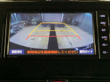 ディスプレイに後方の視界を表示し、車庫入れをサポート「距離目安線」「車幅延長線」およびステアリング操作に連動する「予想進路線」を画面に表示します。※必ず車両周辺の安全を直接確認してください。