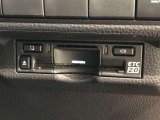 【ETC2.0装着車】カーナビと連携させることで全国の「ITSスポット」と双方向通信し渋滞を回避するルートを案内します。情報配信を受けるたびに最速のルートを再検索。料金所もストレスなく通過できます。