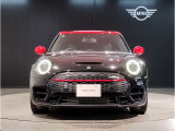 MINIのフロントグリルのデザインはイギリスで生まれた当初から、シルバーのサイドバーが折り重なった伝統的なデザインで御座います。その伝統はBMWのお車になってからでも少しずつ形を変えて守られております