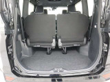 3列目シートは跳ね上げ式で折りたたみ可能です。キャンプ用品など大きな荷物もばっちり収納可能です!