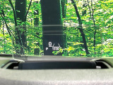 【ヘッドアップディスプレイ】現在の速度や走行情報をデジタル表示で運転席前方のガラスに投影!運転中、目線をずらさず必要な情報を確認できるのでとっても便利で安心!