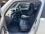 助手席も落ち着いて乗車いただけます。