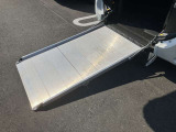 車いす用電動スロープになります。