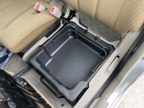 【助手席下収納】助手席下にも収納があり、車内を広々と使用することが出来ます!