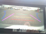 バックモニター。後方の映像を映し出して、駐車をスムースにアシストします。