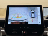 真上から見下ろしたような視点で車とその周囲を確認出来る画面と、車両後方を映し出すバックモニター画面の2つを表示してくれます。