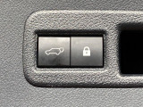 【パワーバックドア】スマートキーや運転席のボタンを押すだけでリアゲートが自動で開閉します!荷物を持っている時や、高い位置にあるバックドアを閉める際に便利な機能です♪