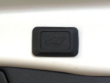 【パワーバックドア】スマートキーや運転席のボタンを押すだけでリアゲートが自動で開閉します!荷物を持っている時や、高い位置にあるバックドアを閉める際に便利な機能です♪