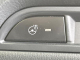 【ステアリングヒーター】冬場に冷たくなりやすい革巻きステアリングを、スイッチ一つで素早く適温に!エアコンよりも早く温まってくれるので、寒い日の運転も快適になりますね♪