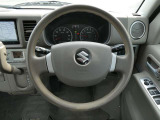 スズキの社名ロゴが輝くハンドル周りです!中古車ですので多少のスレはございますが、全体的にキレイなハンドル周りとなっています。