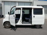 両面スライドドアとなっております!狭い場所に駐車した時に安心して横にスライドして乗り降りできますよ!