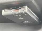 【ETC】有料道路を利用する際に料金所で停止することなく通過できる、ETC車載器(ノンストップ自動料金収受システム機器)が装備されています。セットアップを行うことで利用可能になります。