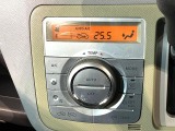 【オートエアコン】一度お好みの温度に設定すれば、車内の温度を検知し風量や温度を自動で調整。暑い&hellip;寒い&hellip;と何度もスイッチ操作をする必要はありません。快適な車内空間には必須の機能ですね♪