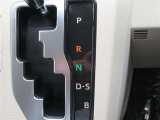 操作しやすいATシフトです。 シフトチェンジを気にしなくていいので運転だけに集中できますね。 自然と手に届くところにある、手になじむ形状のシフトノブがいいですね。