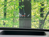 【カラーヘッドアップディスプレイ】現在の速度や走行情報をデジタル表示で運転席前方のガラスに投影!カラー付きで視認性も高く、運転中目線をずらさず必要な情報を確認できるのでとっても便利で安心!