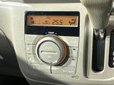 【オートエアコン】一度お好みの温度に設定すれば、車内の温度を検知し風量や温度を自動で調整。暑い&hellip;寒い&hellip;と何度もスイッチ操作をする必要はありません。快適な車内空間には必須の機能ですね♪