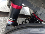 新品ブリッツ製のDAMPER ZZ-R車高調を取り付けしました!!人気のモデルで、前後32段階減衰力調整が付いておりショックの硬さをお好みで調整いただけます。フロントはキャンバー調整が可能なタイプになります!