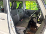運転席まわりには十分なスペースがあり、大柄な方でもゆったり運転していただける環境です。