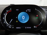 デジタルメーターは視認性が非常に良く、運転時の視線を逸らさず様々な情報の確認が行えます。