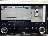【全方位モニター】まるでクルマを真上から見下ろしたかのような視点で駐車をサポートします!クルマの斜め後ろや真横など、前後左右の4つのカメラの映像が合成されて、モニターに映し出されます。