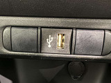 充電用USB端子付き。スマートフォンなどの充電に便利です。