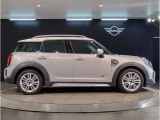 ☆MINIの車の始まりは大人四人がギリギリ乗れるコンパクトな車です!!今となっては3ナンバーですが、もともとは5ナンバーの車でした!!